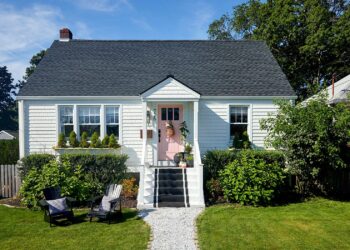 front-white-house-pink-front-door
