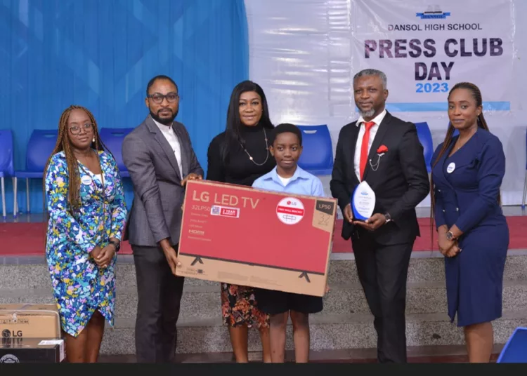 L-R: Mr. Moses Osime, Public Relations Manager, Ms. Doris Onwuagba, Digital Media Manager both of the LG Electronics West African Operations, the parents and the awarded students at the Dansol High School’s annual Leadership Summit/Press Day held recently at Agindingbi, Lagos