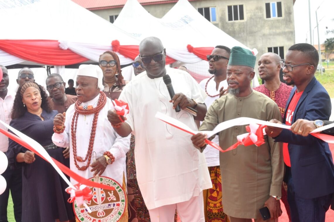 L-R : Dr. (Mrs.) Dorcas Abiri,  Bursar, , College of Education, Warri, Chief Godwin Ejumi Unuvwerhovwo of Ugboroke Community, Dr. Dickson Oyovi, Provost, College of Education, Warri, Dr. Oghenevize Moses Umukoro, Deputy Provost, Mr. Paul Mba, Head, Corporate Marketing, LG Electronics at the commissioning of Life’s Good solar-powered Borehole donated by LG Electronics in its bid to make access to clean water for all, an event held in Warri weekend